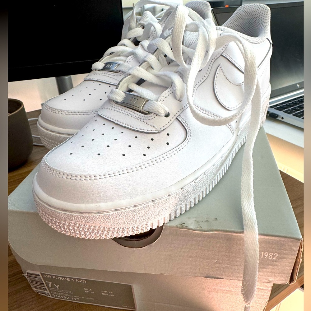 Air Force 1 Kids 7 fits women’s 8.5